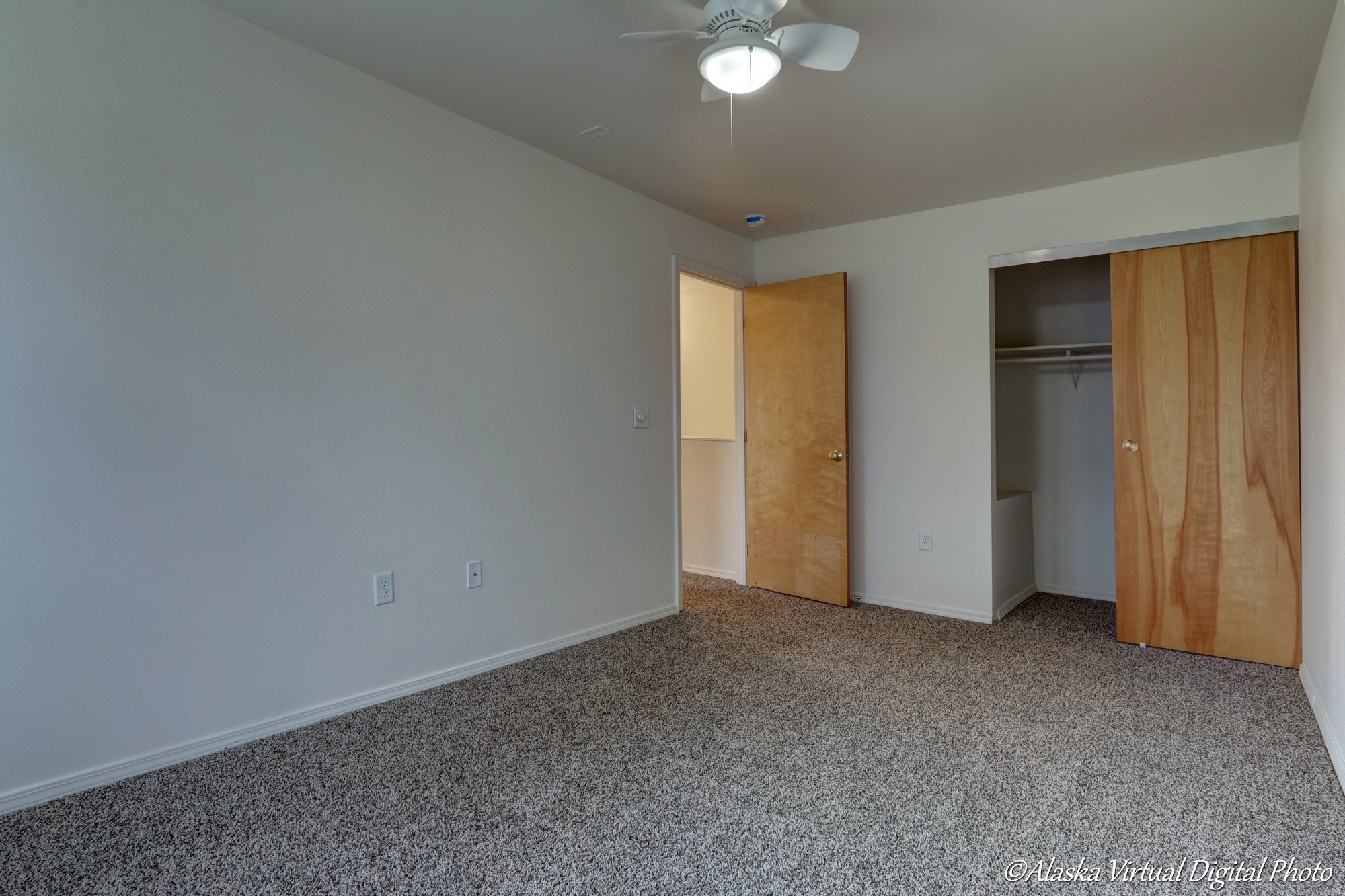 small fan and closet in bedroom