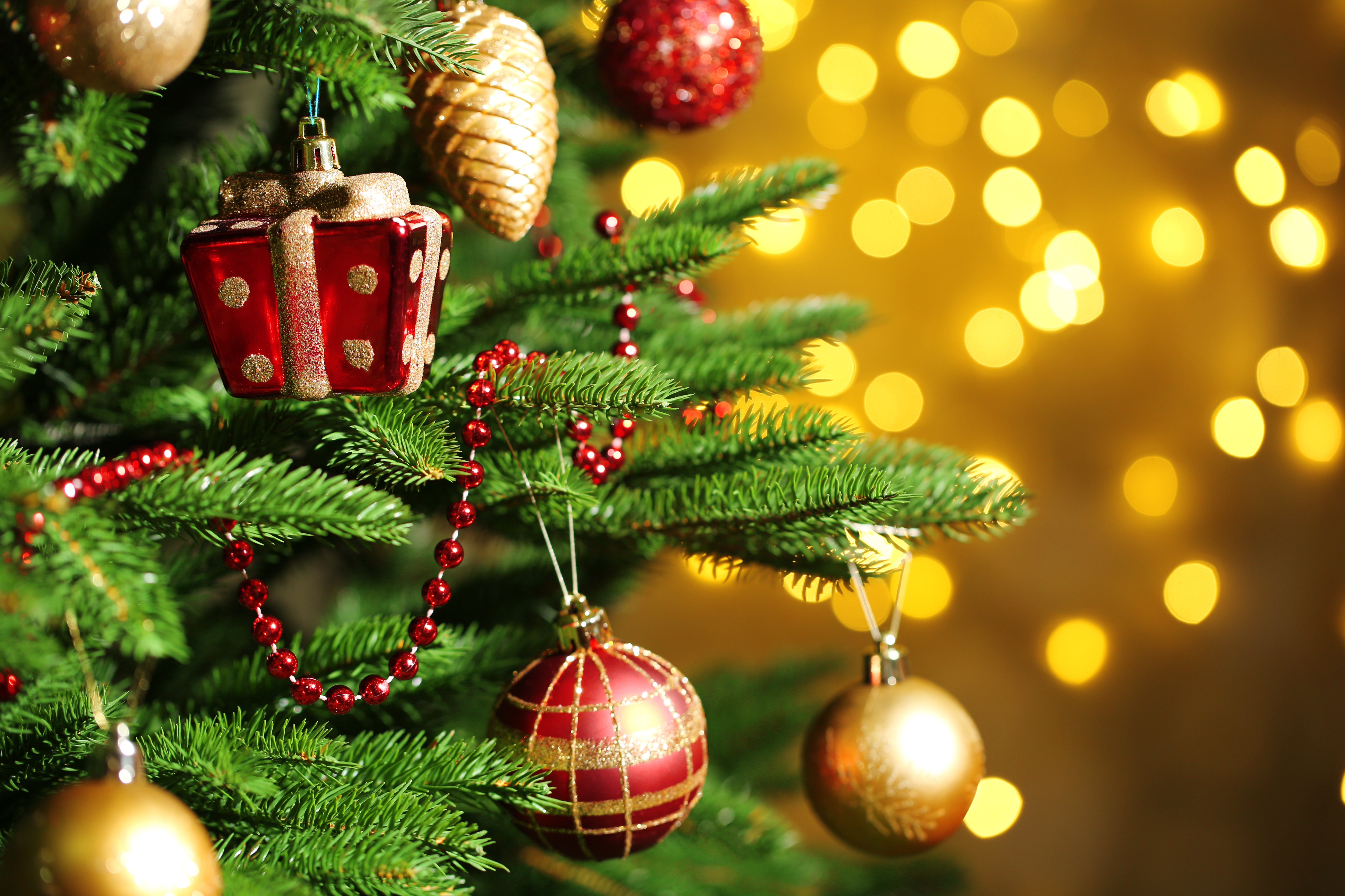 christmas tree with gold and red ornaments